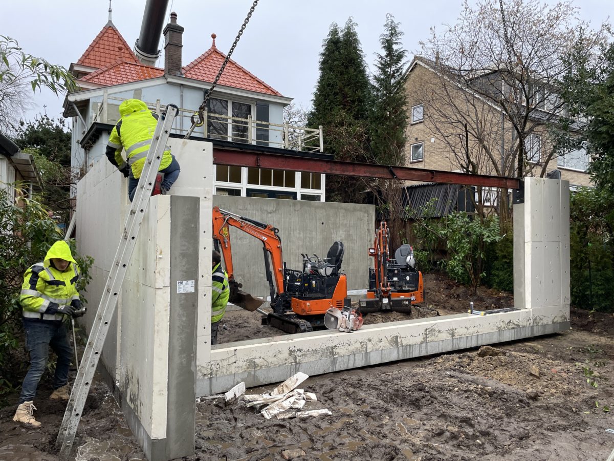 Prefab kelderwanden van een afzinkkelder worden met een kraan op het maaiveld gesteld, Velp